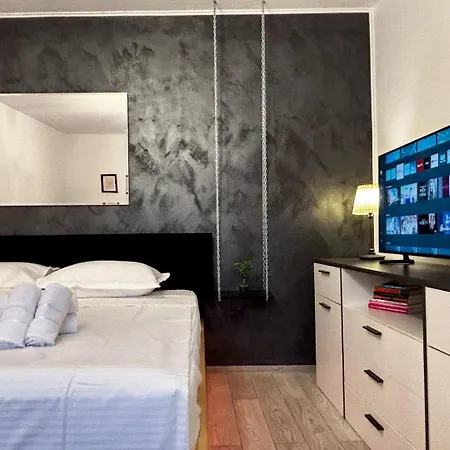 Velora - Center, Ac, Walk-in Shower, Floor Heating, Private Check-in