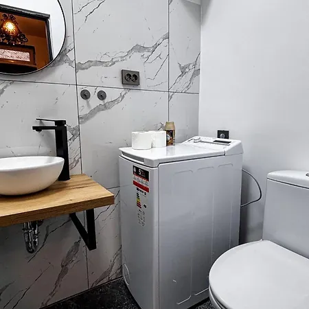 Velora - Center, Ac, Walk-in Shower, Floor Heating, Private Check-in
